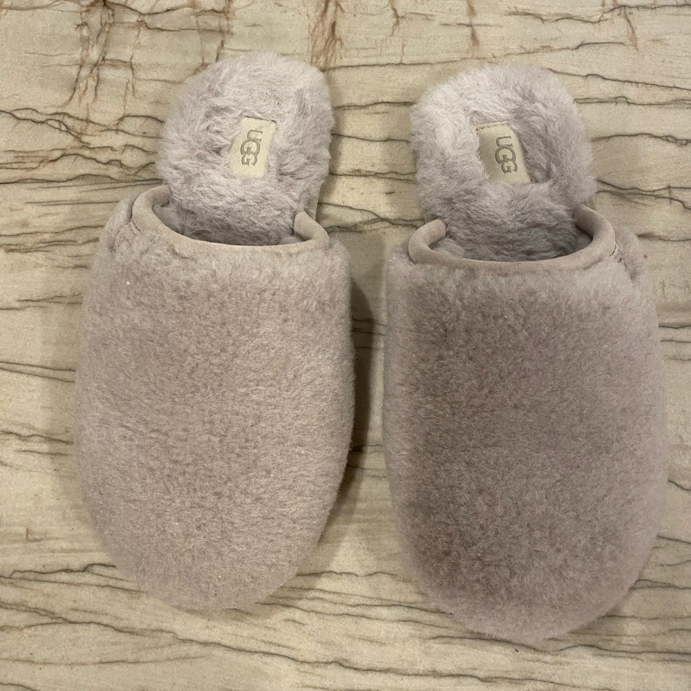 Ugg fluffette slipper size 9 women’s in color goat (grayish taupe)